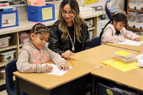 Student Teacher Jessica Ramos with students